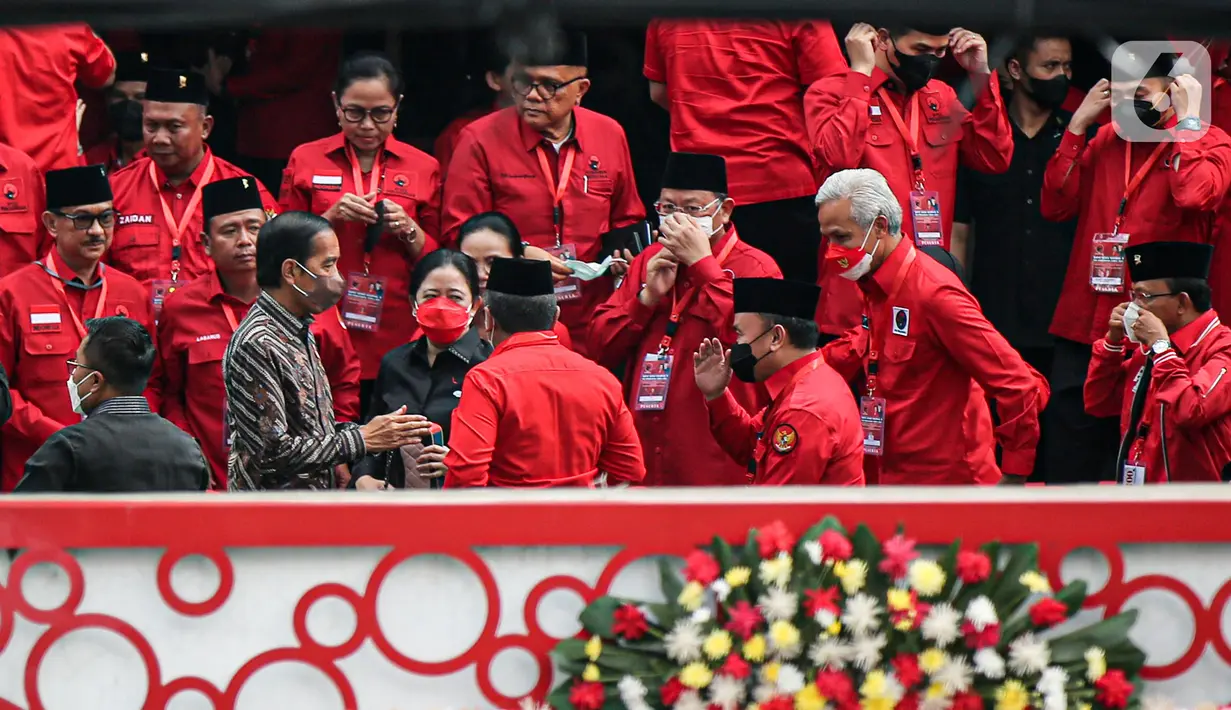 Presiden Joko Widodo atau Jokowi (depan kiri) berbincang dengan sejumlah kader usai hadir dalam pemembuka Rakernas II PDIP di Jakarta, Selasa (21/6/2022). Rakernas PDIP kali ini mengusung tema "Desa Kuat, Indonesia Maju dan Berdaulat".  (Liputan6.com/Faizal Fanani)