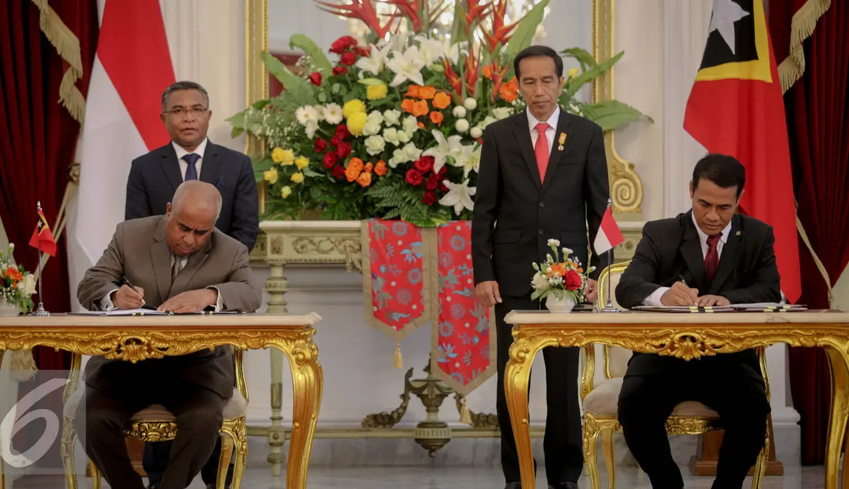 Presiden Jokowi dan PM Timor Leste Leste Rui Maria de Araújo menyaksikan Penandatanganan Perjanjian Kerjasama antara Pemerintah RI dan Pemerintah Republik Demokratik Timor Leste di Istana Merdeka, Jakarta, Rabu (26/8/2015). (Liputan6.com/Faizal Fanani)