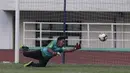 Kiper Timnas Indonesia U-19, Muhammad Risky, berusaha menepis bola saat latihan di Stadion Pakansari, Bogor, Rabu (2/10). Latihan ini merupakan persiapan jelang AFF U-19 di Vietnam. (Bola.com/Yoppy Renato)