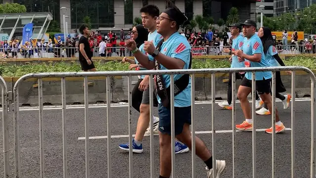 Pelari dengan Selempang Wisuda di myBCA Jakarta Running Festival 2026
