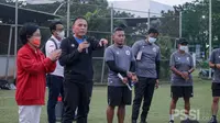 Ketua PSSI, Mochamad Iriawan (kedua dari kiri) ketika memantau latihan Timnas Putri Indonesia. (PSSI).