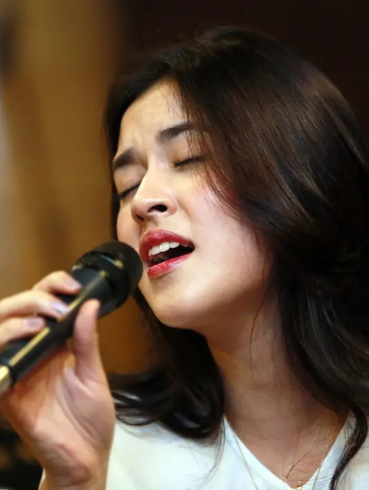 Raisa melakukan latihan di Practice Room, Kuningan, Jakarta Selatan, Selasa (3/11/2015). Nantinya Raisa akan menyanyikan belasan lagu dengan aransemen yang berbeda. (Deki Prayoga/Bintang.com)