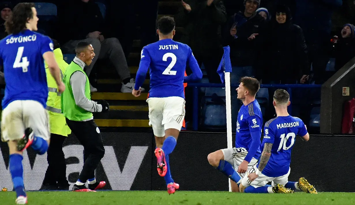 Gelandang muda Leicester City, Harvey Barnes, (kedua kanan) merayakan gol yang dicetaknya ke gawang Aston Villa pada lanjutan Liga Inggris di King Power Stadium, Selasa (10/3/2020) dinihari WIB. Leicester City menang telak empat gol tanpa balas. (AP /Rui Vieira)