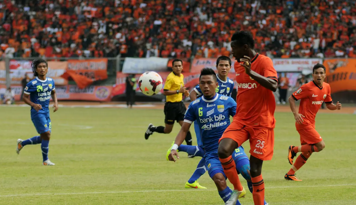 Pemain depan Persija Jakarta, Edi Foday Boakay (depan), mencoba lolos dari kawalan Toni Sucipto (Persib Bandung) saat berlaga di Stadion GBK, (10/8/2014). (Liputan6.com/Helmi Fithriansyah)