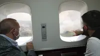 Presiden Turki Recep Tayyip Erdogan (kiri) dan Menteri Kehutanan Bekir Pakdemirli menyaksikan dari pesawat kebakaran hutan di Manavgat, Antalya, Turki, Sabtu (31/7/2021). (Turkish Presidency via AP, Pool)