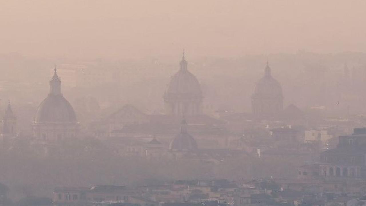 Pemandangan Kota Roma, Italia, terlihat diselimuti kabut asap akibat angin Sirocco dan polusi udara pada Senin (1/4/2024). Selain itu, pasir-pasir juga dilaporkan berjatuhan di Roma.&nbsp;Tiziana Fabi/AFP