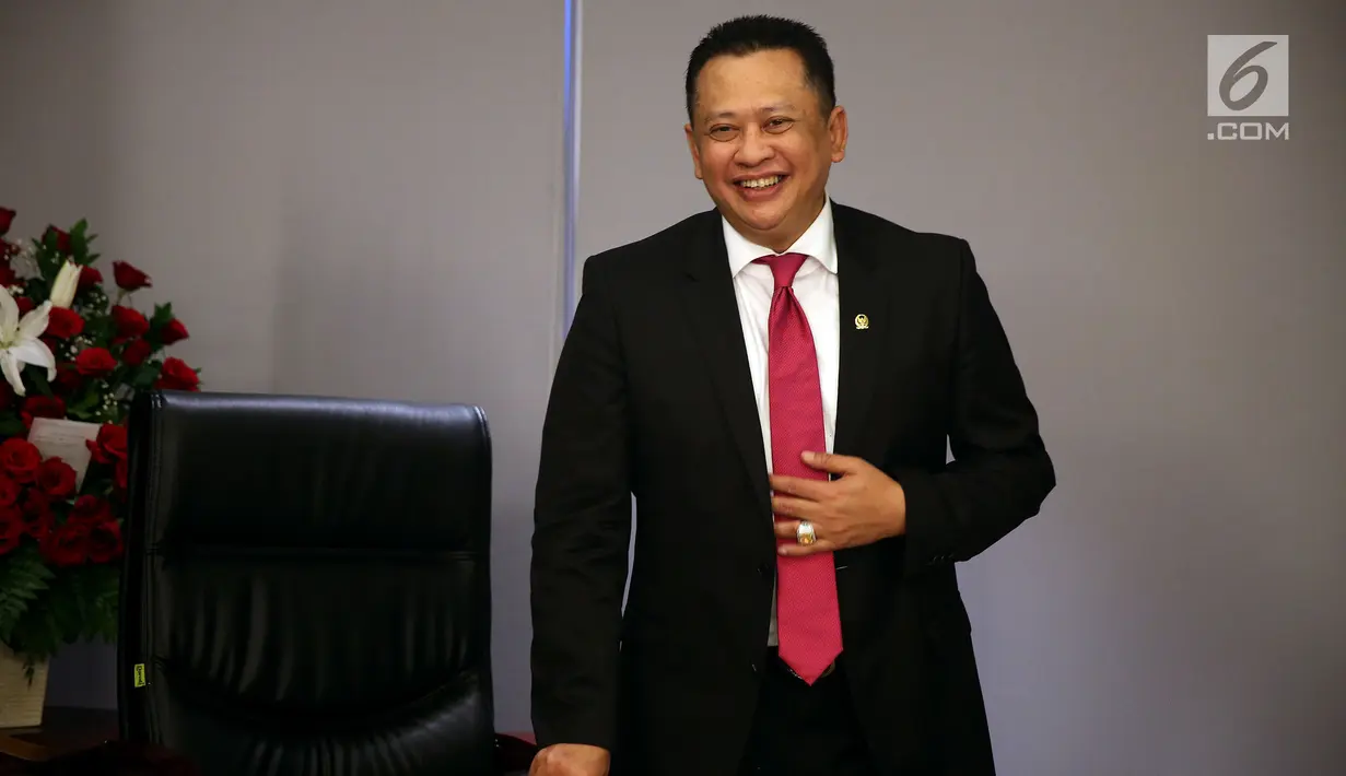 Ketua DPR Bambang Soesatyo saat sesi foto usai terpilih sebagai Ketua DPR di Kompleks Parlemen, Senayan, Jakarta, Rabu (17/1). Selain mendukung kinerja pemerintah, Bambang akan mewujudkan hubungan harmonis antara DPR KPK. (Liputan6.com/JohanTallo)
