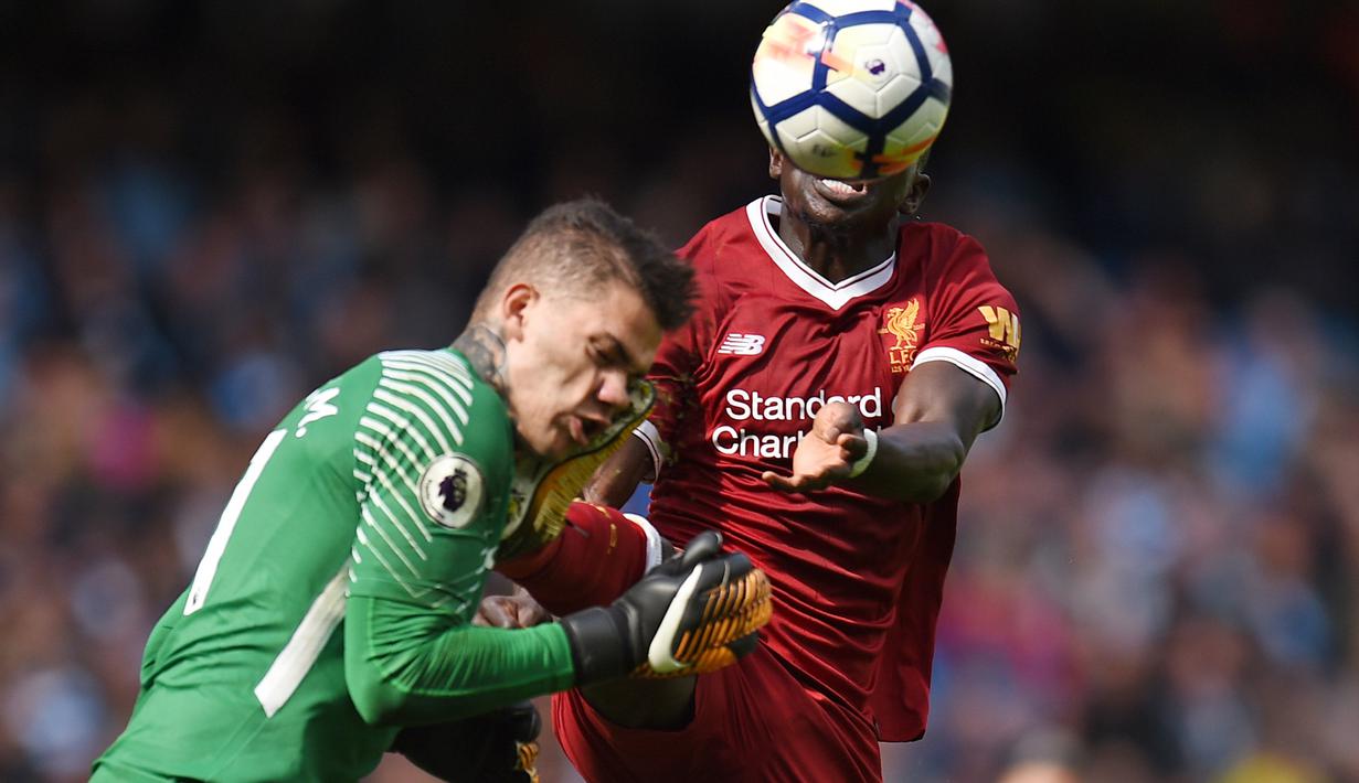 Gelandang Liverpool Sadio Mane menendang wajah kiper Manchester City, Ederson saat pertandingan Manchester City menjamu Liverpool di Stadion Etihad, Manchester (9/9). Akibat pelanggaran itu, Mane diganjar kartu merah oleh wasit. (AFP Photo/Oli Scarff)