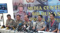 Tim DVI mengumumkan perkembangan identifikasi korban AirAsia di Crisis Center Mapolda Jawa Timur. 