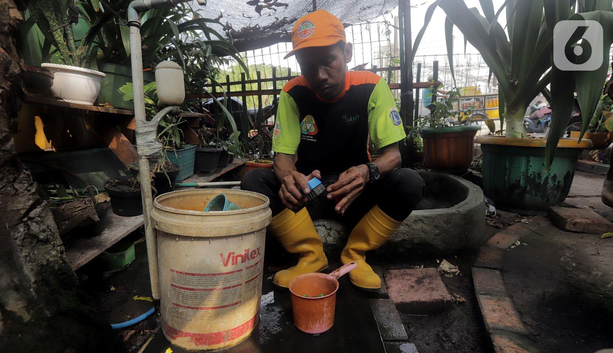 Para petugas lainnya spontan memberi julukan untuk hasil karyanya yaitu "UPS BA Wheels". (Liputan6.com/Johan Tallo)