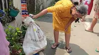 Emak-Emak di Depok Bikin Bingung, Bawa Timbangan Usai Petugas Damkar Evakuasi Ular Piton