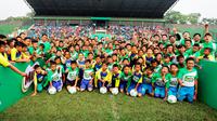 Anak-anak usia 6 hingga 12 tahun mengikuti MILO Football Championship 2017 regional Bandung, Sabtu (25/3/2017). (Bola.com/Istimewa)