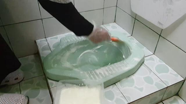 Cara Mudah Rontokkan Kerak WC Agar Bersih Mengkilap, Hanya Pakai 2 Bahan Dapur