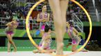 Tim Senam Ritmik dari Italia sedang beraksi dengan gaya clubs dan hoops pada final di Olympic Arena, Rio de Janeiro, Brasil. (REUTERS/Mike Blake)