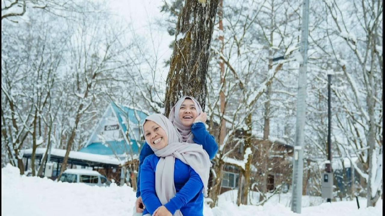 10 Potret Kompak Sus Rini dan Lala di Jepang, Vibesnya Bak Kakak Adik