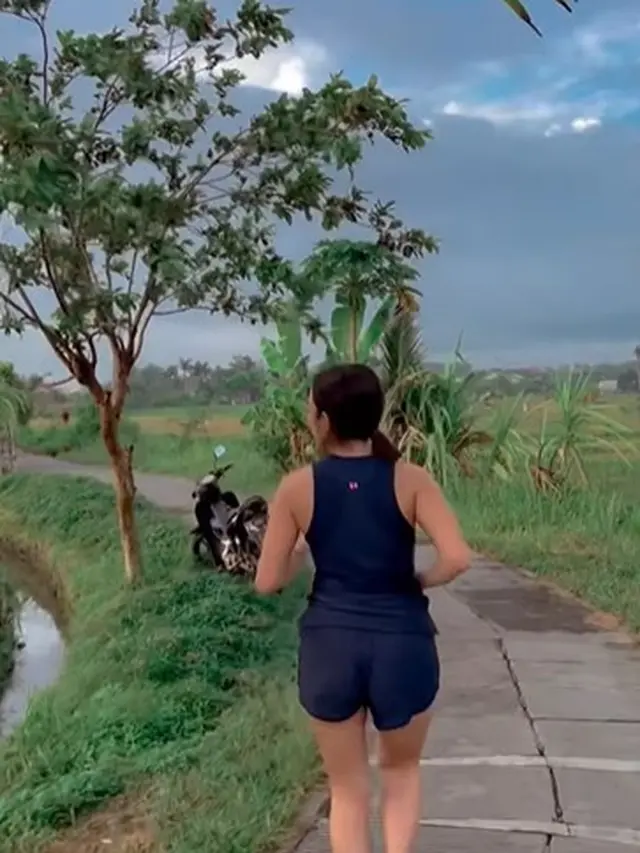 Gisella Anastasia berlari di persawahan (Instagram/gisel_la)