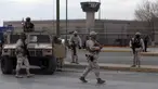 Anggota Angkatan Darat Meksiko mengamankan area di luar Penjara Ciudad Juarez Nomor 3 setelah terjadi serangan di Ciudad Juarez, Chihuahua, Meksiko, 1 Januari 2023. Serangan ini menewaskan sebanyak 14 orang. (HERIKA MARTINEZ/AFP)