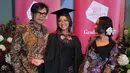 Putri semata wayang pasangan Armand Maulana dan Dewi Gita, Naja Dewi Maulana akhirnya lulus kuliah S1 di  Leeds Arts University, Inggris. [Foto: IG/najandmm/armandmaulana04/dewigita01].