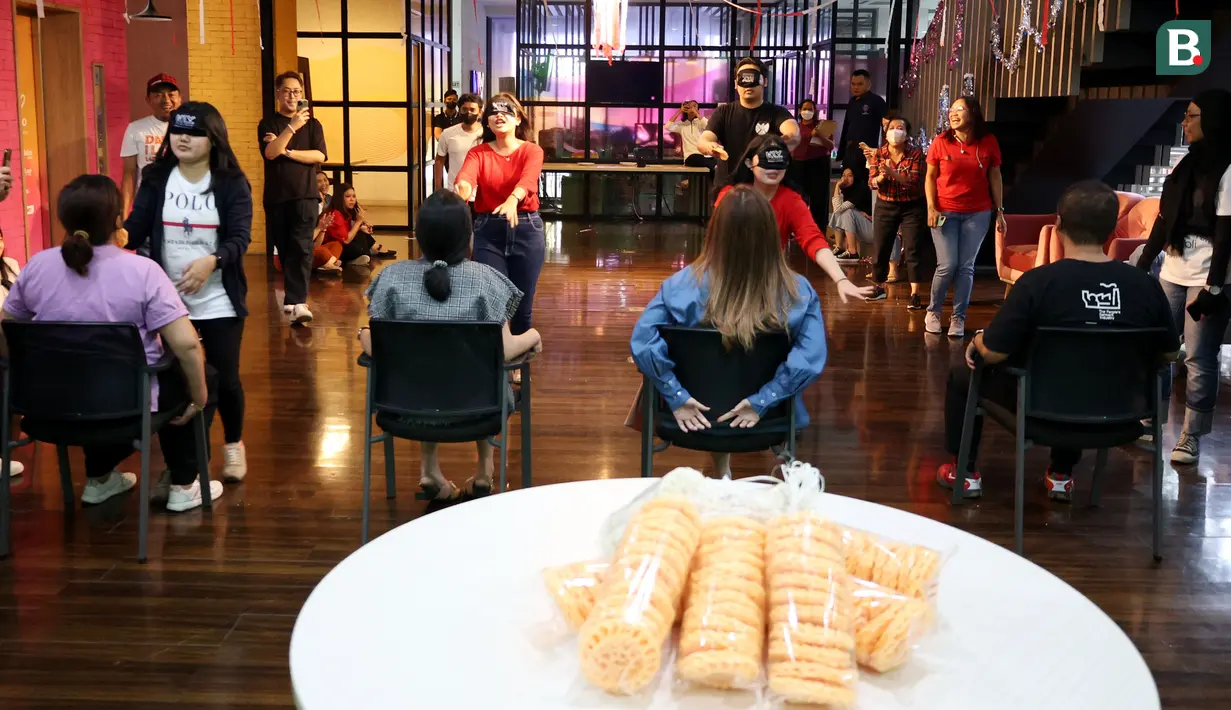 Karyawan KapanLagi Youniverse (KLY) saat mengikuti lomba makan kerupuk pada perayaan HUT Kemerdekaan Republik Indonesia ke-78 di Kantor KLY Jakarta, Gondangdia, Jumat (18/8/2023). (Bola.com/M Iqbal Ichsan)