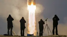 Sejumlah wartawan mengambil gambar Pesawat ruang angkasa Soyuz TMA - 19m saat akan lepas landas di kosmodrom Baikonur, Kazakhstan, (15/12). (REUTERS/Shamil Zhumatov)