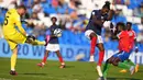 Kiper Prancis U-20, Yann Lienard berusaha membuang bola pada laga lanjutan Grup F Piala Dunia U-20 2023 melawan Gambia U-20 di Stadion Malvinas, Argentina, Jumat (26/05/2023) WIB. Laga berakhir dengan skor 2-1 untuk kemenangan Gambia. (AP Photo/Natacha Pisarenko)