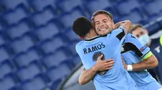 Penyerang Lazio, Ciro Immobile, merayakan gol saat menghadapi Borussia Dortmund pada laga Grup F Liga Champions 2020/2021 di Stadion Olimpico, Rabu (21/10/2020) dini hari WIB. Lazio menang 3-1 atas Borussia Dortmund. (AFP/Alberto Pizzoli)