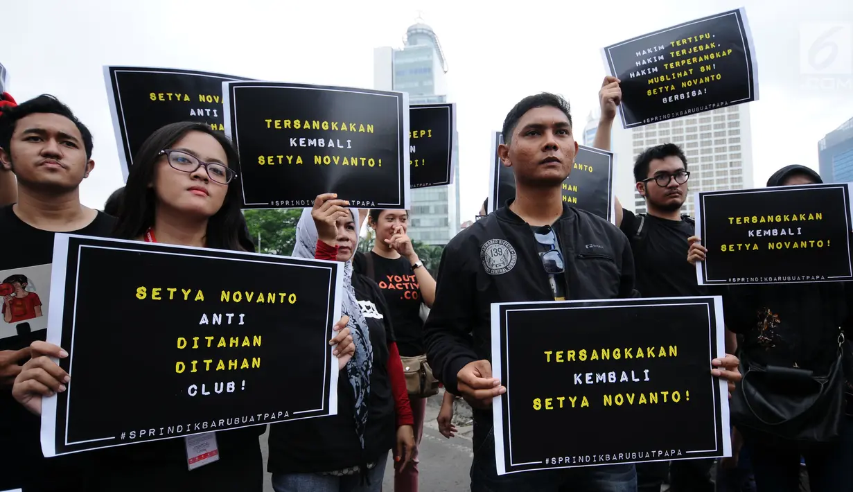 Aktivis Koalisi Masyarakat Sipil Anti Korupsi melakukan aksi Indonesia Berkabung di kawasan Bundaran HI Jakarta, Minggu (1/10). Aksi ini reaksi atas dikabulkannya permohonan praperadilan Setya Novanto. (Liputan6.com/Helmi Fithriansyah)