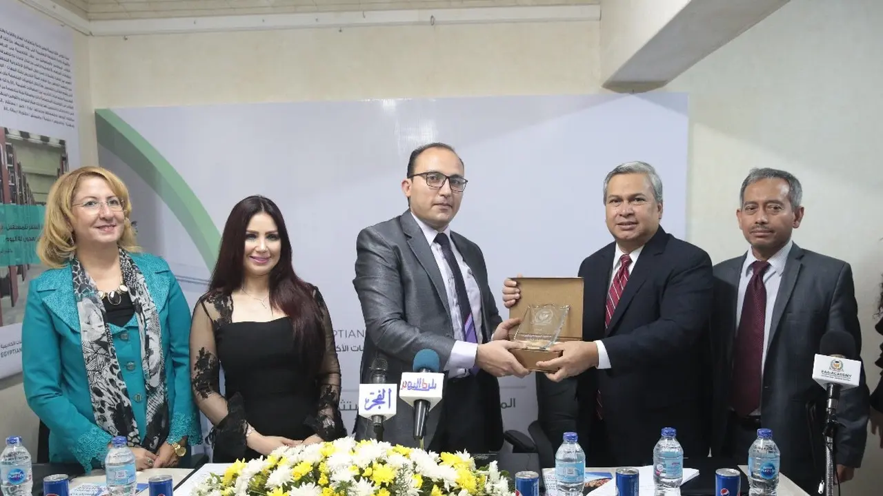 Duta Besar Indonesia untuk Mesir, Helmy Fauzi meraih penghargaan pendidikan dan kebudayaan oleh Akademi Mesir-Arab Amerika (Egypt-Arab American Academy/EAAA) di Kairo, (30/7/2018) malam waktu setempat. (KBRI Kairo)