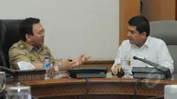 Menpan-RBYuddy Chrisnandi (kanan) berbincang dengan Gubernur DKI Jakarta Basuki Tjahaja Purnama di Balaikota Jakarta, Selasa (3/2/2015). Pertemuan itu membahas sistem penggajian PNS terkait tunjangan kinerja daerah (TKD). (Liputan6.com/Herman Zakharia)