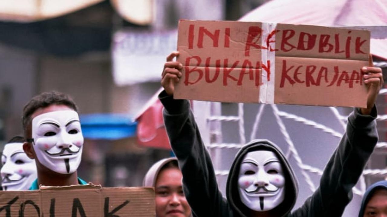 Mereka pun menilai dari pelanggaran konstitusi tersebut dapat merusak tatanan demokrasi di Indonesia.