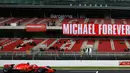 Pembalap Ferrari, Sebastian Vettel melaju pada hari ketiga tes pramusim F1 di Sirkuit Catalunya, Barcelona, Kamis (8/3). Semua tim melakukan lebih dari 100 lap, di mana Vettel juga menyelesaikan simulasi balap dan melakukan 188 lap. (AP/Manu Fernandez)