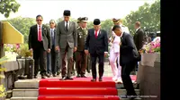 Presiden Joko Widodo atau Jokowi menjadi Inspektur Upacara Ziarah Nasional dalam rangka memperingati Hari Pahlawan, Rabu  (10/11/2023). Upacara digelar di Taman Makam Pahlawan (TMP) Kalibata, Jakarta Selatan. (Istimewa)