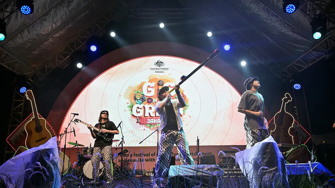 TJAKA tampil di festival “Gig on the Green” yang dihelat pada 19 September di Rumah Sarwono, Pejaten Timur, Jakarta. (Foto: dok Kedutaan Besar Australia)