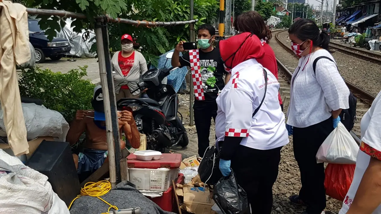 Relawan Solmet membagikan bantuan sembako untuk terdampak corona.