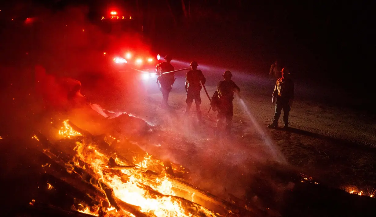 Akibat kebakaran ini, ribuan orang mengungsi dari rumah mereka. (AP Photo/Ethan Swope)