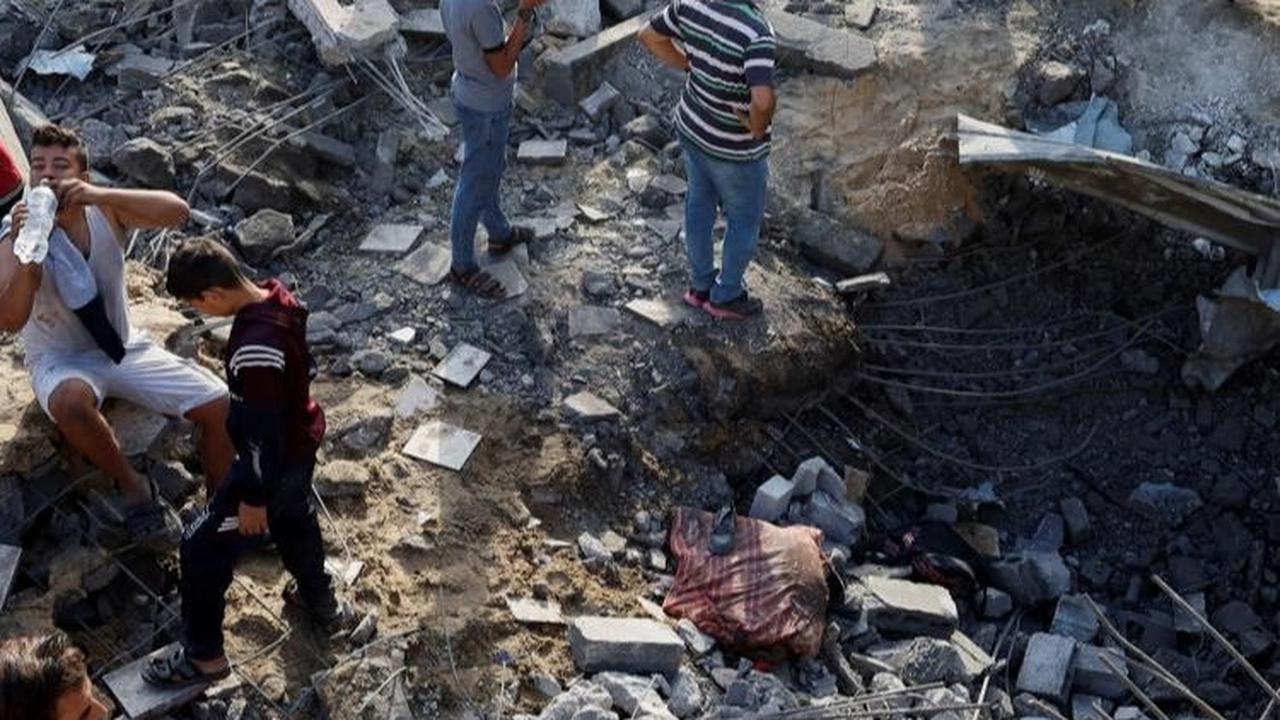 Dalam sebuah pernyataan yang diterbitkan Selasa lalu, Pertahanan Sipil Palestina juga memperingatkan tentang penyebaran penyakit akibat jenazah yang membusuk. Kodisi panas musim panas diyakini akan meningkatkan risiko epidemi karena mempercepat proses pem