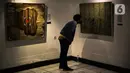 Pengunjung mengamati lukisan yang ditampilkan dalam pameran bertajuk "Hai, Kamu!" di Balai Budaya, Jakarta, Kamis (4/11/2021). Pameran ini akan berlangsung hingga 9 November 2021. (Liputan6.com/Faizal Fanani)