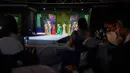 Penonton menyaksikan kontes Miss Nikaragua 2020 di tengah pandemi Covid-9 di Managua, 8 Agustus 2020. Acara tersebut berlangsung dengan tetap menerapkan protokol jarak sosial itu dihadiri 85 orang dari kru produksi. (AP Photo/Alfredo Zuniga)