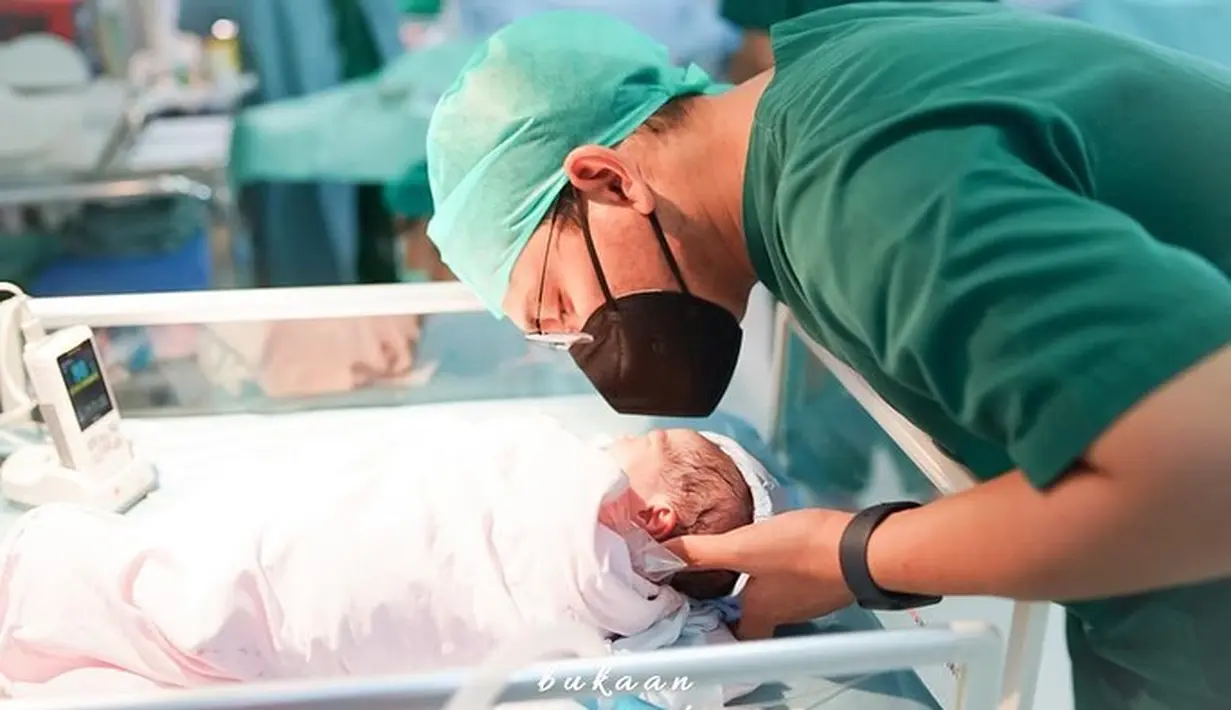 Sebagai orang tua baru merawat bayi kembar dengan panggilan L dan V, Qausar mengaku sempat panik di awal-awal. Hal tersebut wajar, pasangan ini harus merawat dua bayi sekaligus. [Instagram/qausarhy]