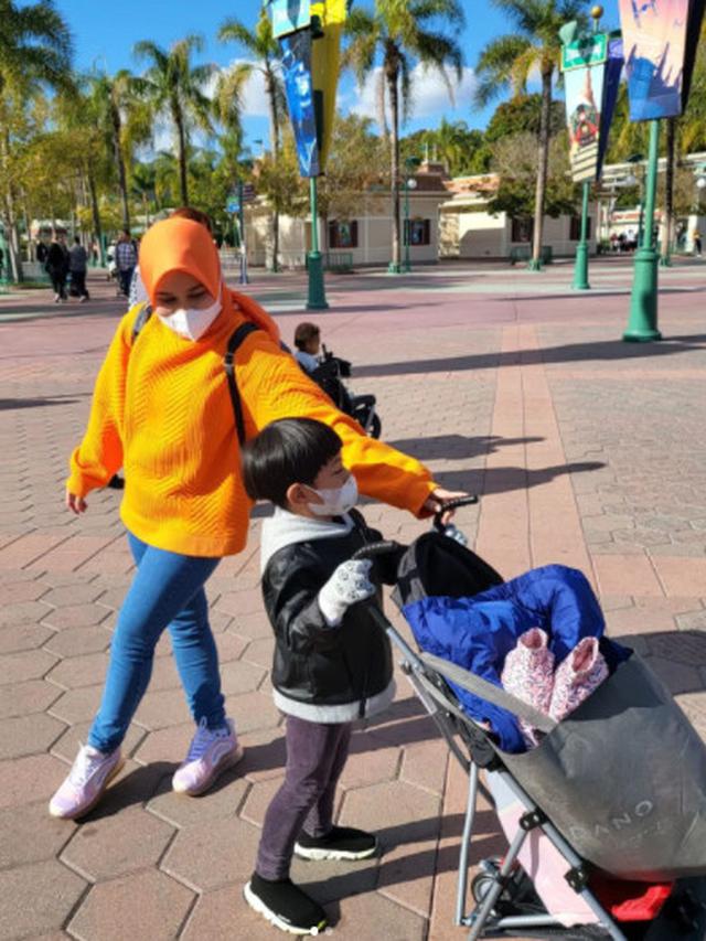 6 Potret Sarni Istri Ivan Fadilla saat Momong Anak, Kerap Tampil Sederhana