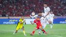 Pemain Timnas Indonesia U-23, Muhammad Ferarri, berusaha mengahalau bola saat melawan Vietnam pada laga final Piala AFF U-23 2025 di Stadion Utama Gelora Bung Karno (SUGBK), Jakarta, Selasa (29/7/2025) malam WIB. (Bola.com/M Iqbal Ichsan)