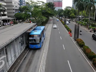 Transjakarta singgah di halte busway, Jakarta, Senin (11/7). Meski libur Idul Fitri telah usai namun beberapa ruas jalan di Jakarta masih lengang. (Liputan6.com/Helmi Afandi)