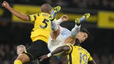 Pemain Manchester United Cristiano Ronaldo (tengah) berduel memperebutkan bola dengan pemain Watford William Troost-Ekong (kiri) dan Moussa Sissoko pada pertandingan sepak bola Liga Inggris di Vicarage Road, Watford, Inggris, 20 November, 2021. Watford menang 4-1. (AP Photo/Frank Augstein)