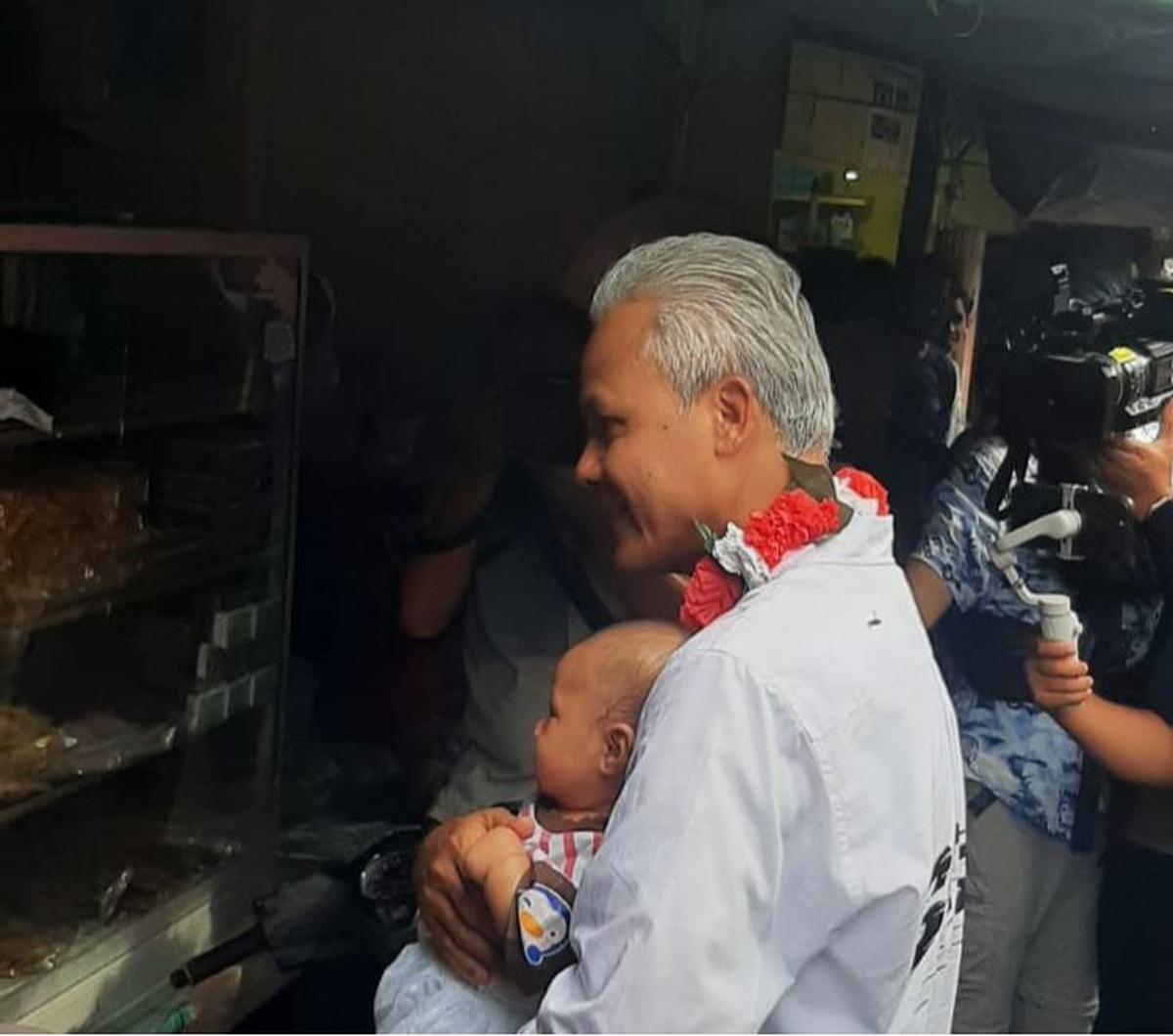 "Tidak hadir. Pertama posisi beliau menjaga netralitas sebagai pejabat negara," tutur Ganjar.