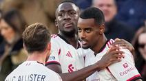 Pemain Liverpool, Alexander Isak (kanan) merayakan gol bersama rekan-rekannya dalam laga Liga Inggris 2025/2026 melawan West Ham di London Stadium, London, Inggris, Minggu (30/11/2025) waktu setempat. (AP Photo/Kirsty Wigglesworth)