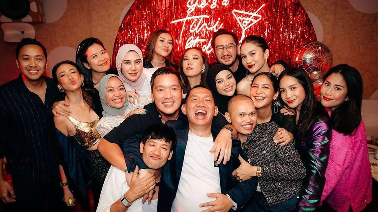 Nagita Slavina tak mau ketinggalan untuk hadir, diikuti oleh Wanda Hara yang tampil lebih maskulin, sementara Azizah Salsha mencuri perhatian dengan lipstick merahnya.<br>