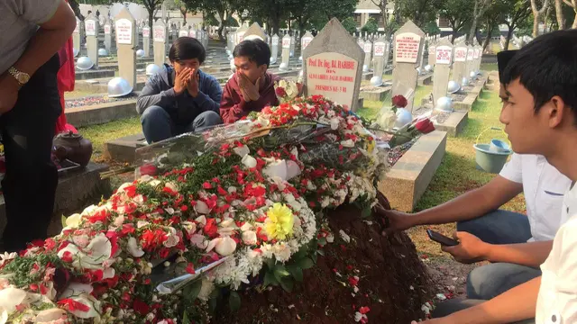 Warga menyambangi makam Presiden ke-3 RI BJ Habibie di TMP Kalibata, Jakarta, Sabtu (14/9/2019).