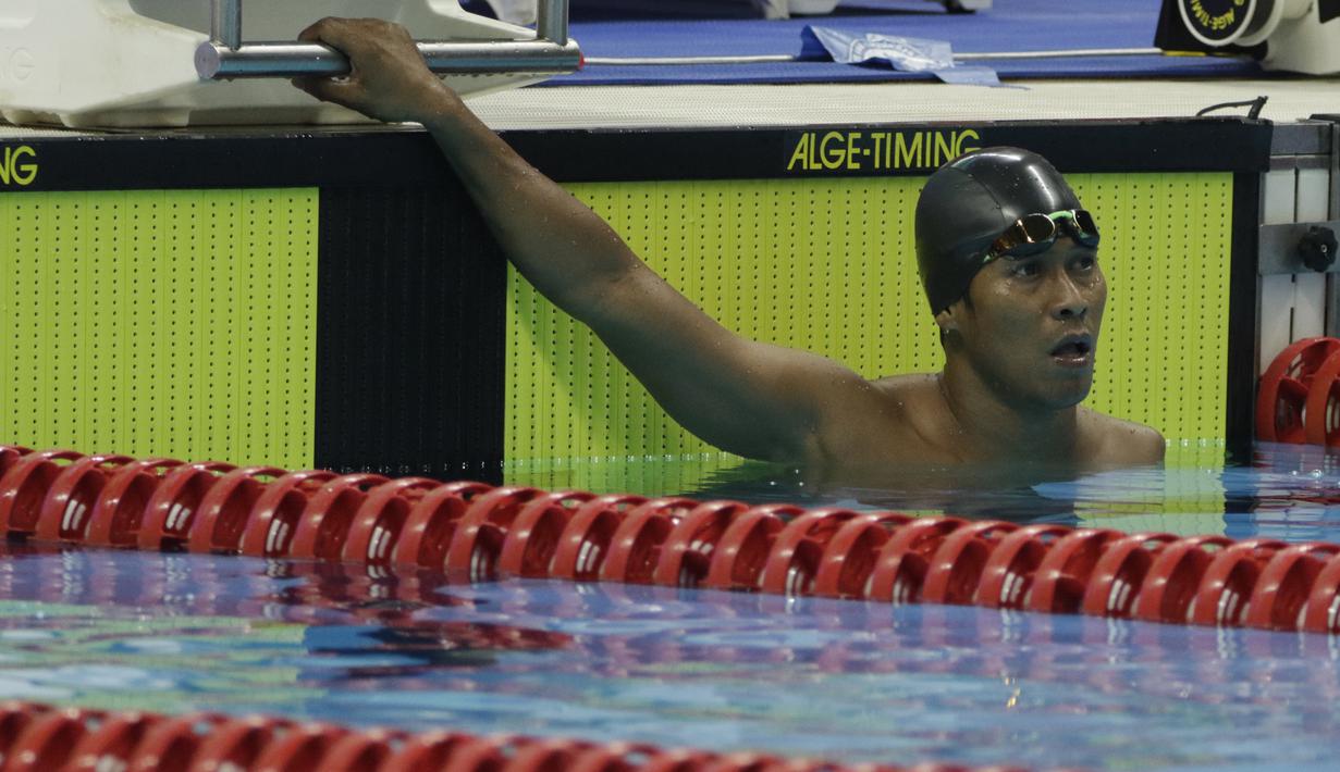 Perenang Indonesia, Guntur, usai beraksi pada Asian Para Games di Stadion Aquatik, Jakarta, Selasa (9/10/2018). Indonesia meraih medali perak dan perunggu di nomor 100 meter gaya dada putra kategori SB8. (Bola.com/M Iqbal Ichsan)