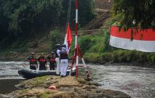 FOTO: Semarakkan HUT Kemerdekaan RI, Warga Gelar Upacara di Sungai Ciliwung
