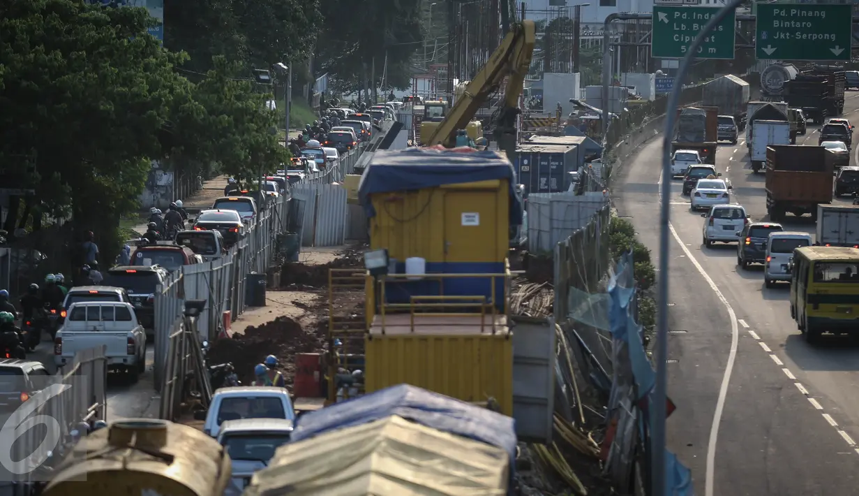 Suasana aktivitas pembangunan jalur layang Mass Rapid Transit (MRT) di Jalan TB Simatupang, Jakarta, Senin (28/3/2016). Pembebasan lahan menjadi kendala proyek MRT Jakarta. (Liputan6.com/Faizal Fanani)